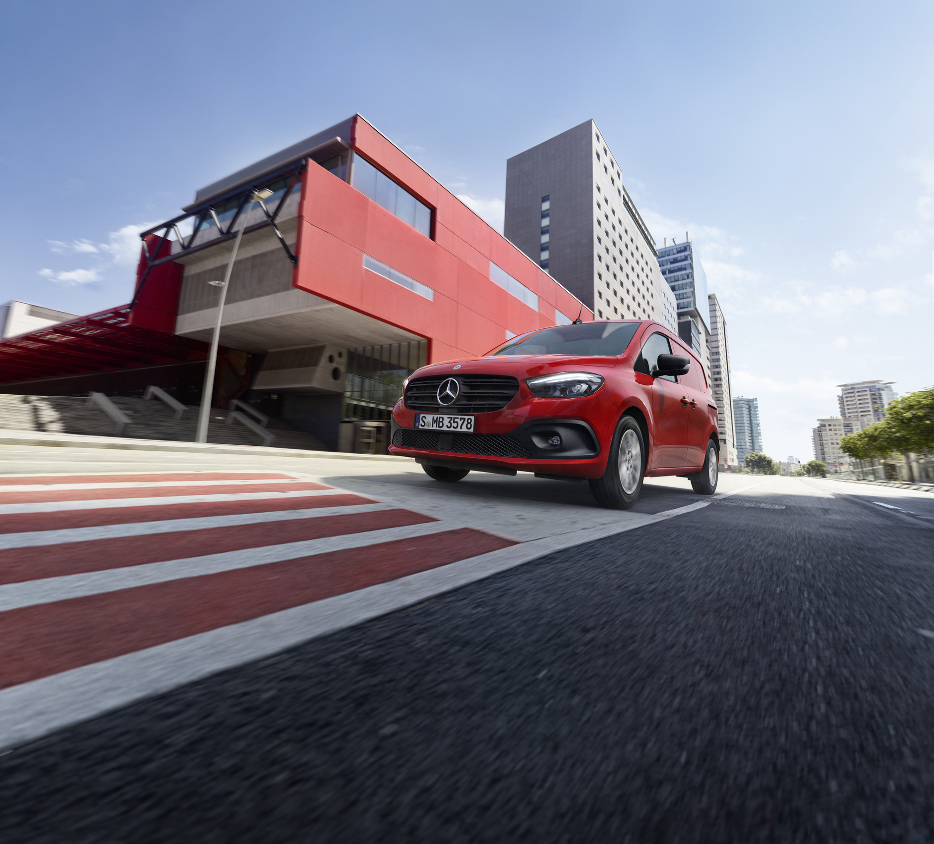 Citan | Mercedes-Benz Skriňové vozidlo Citan počas jazdy na ceste.