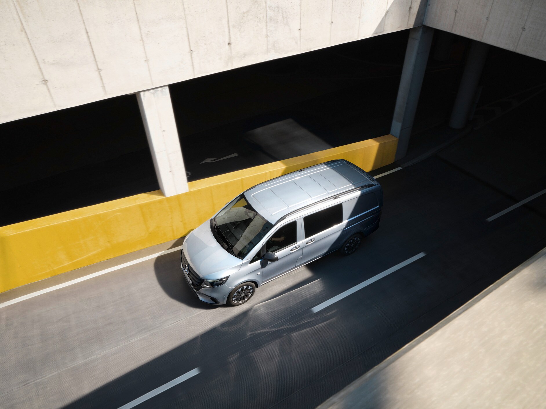 Mercedes-Benz Vito Mixto na vjazde do domu.