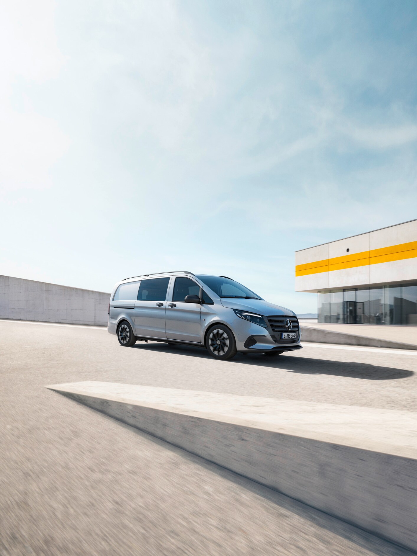 Vito Mixto stojí na streche parkovacieho domu.