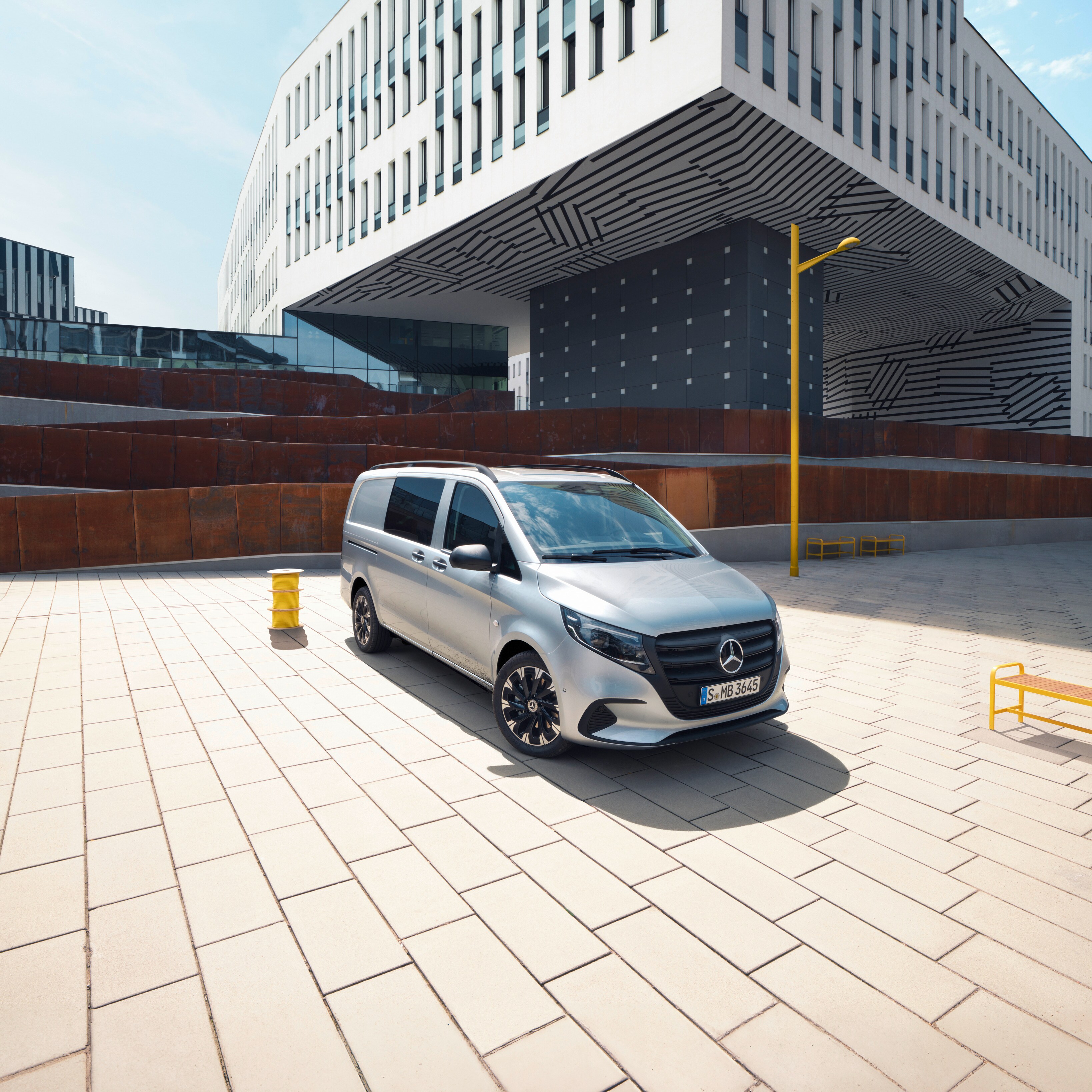 Vozidlo Mercedes-Benz Vito Mixto stojí na streche parkovacieho domu.
