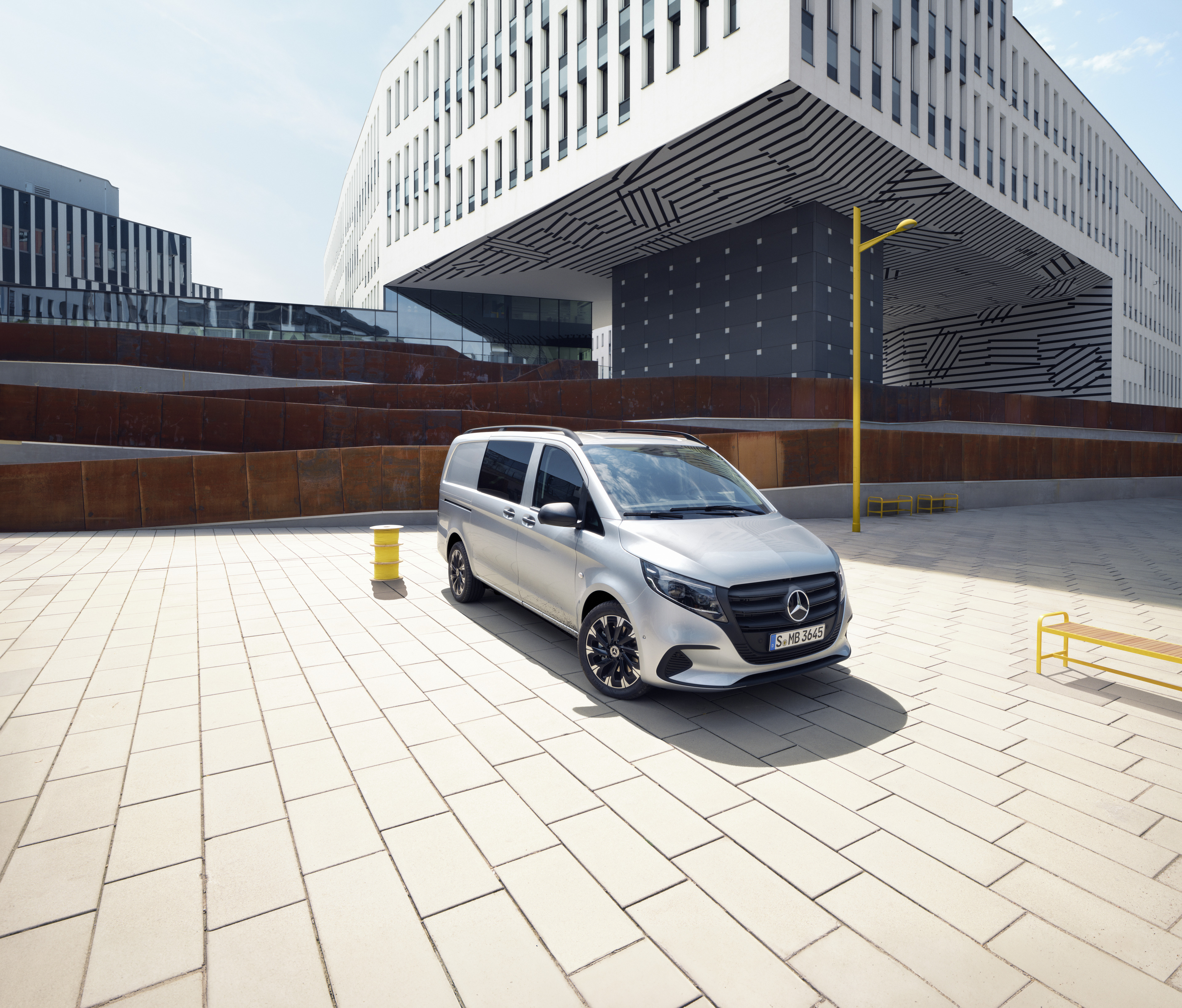 Vito Mixto | Mercedes-Benz Vozidlo Mercedes-Benz Vito Mixto stojí na streche parkovacieho domu.