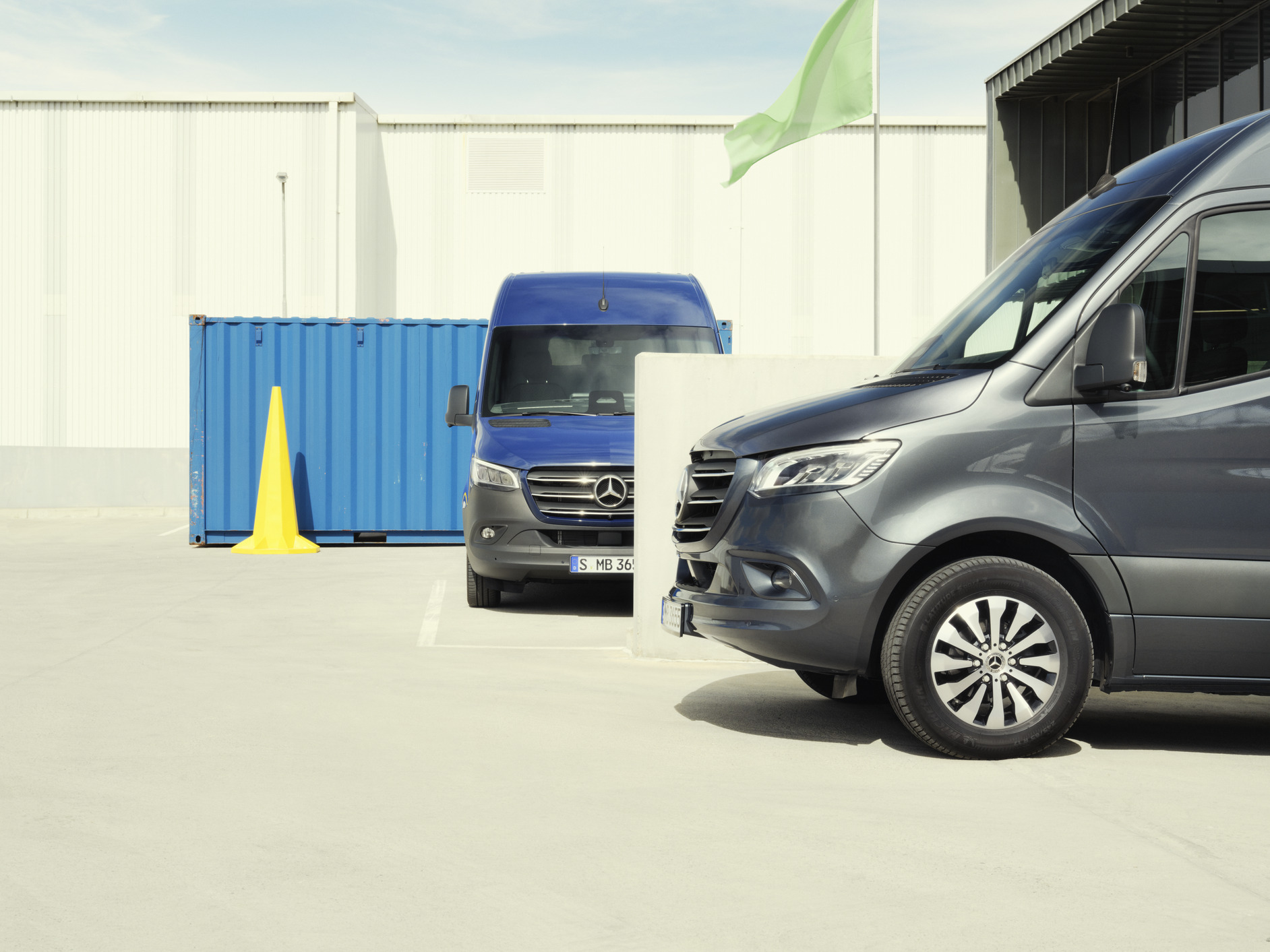 Sprinter | Mercedes-Benz Dva modely Sprinter stoja na parkovisku.