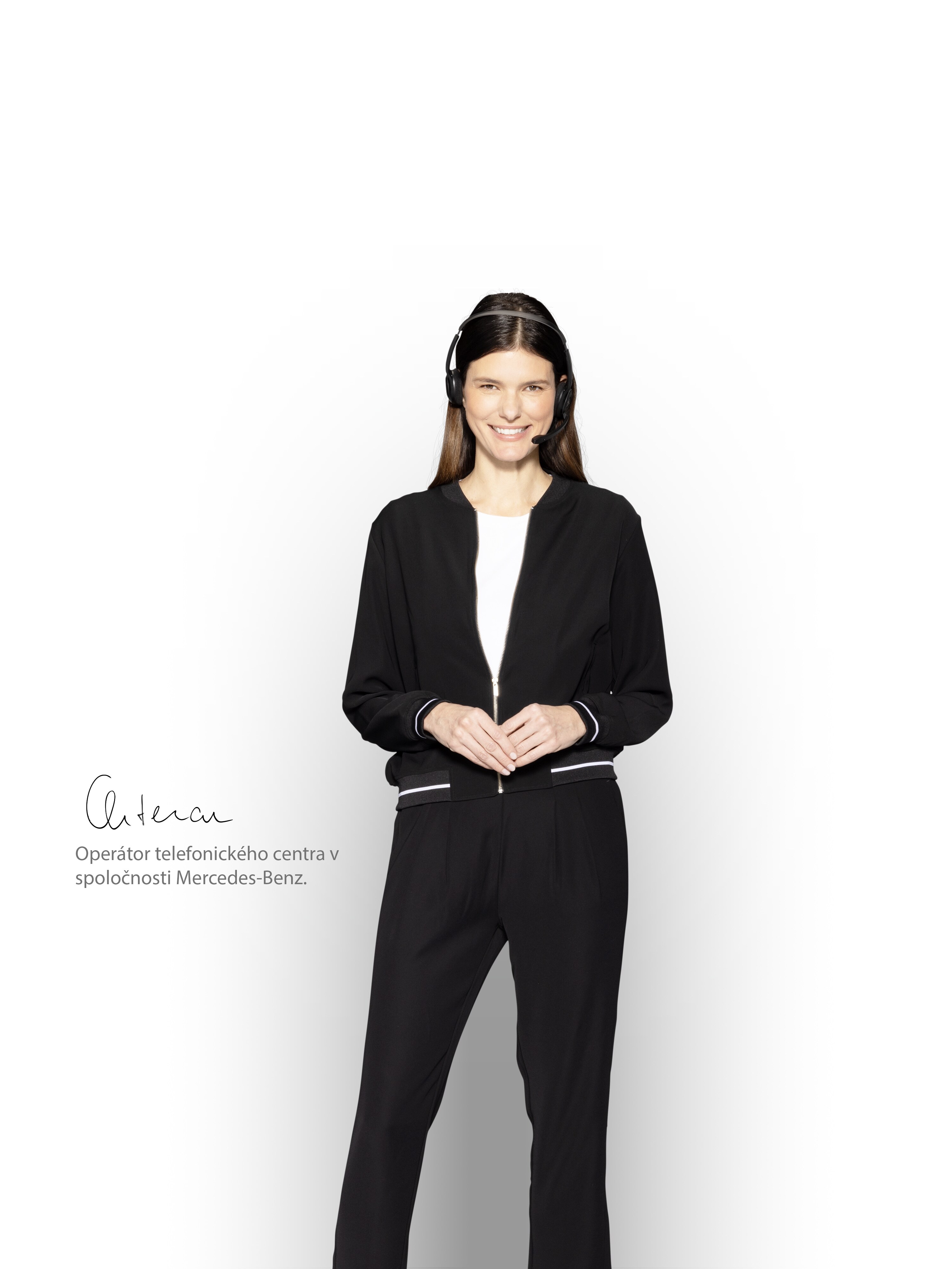 Asistent centra starostlivosti o&nbsp;zákazníkov s&nbsp;nasadeným slúchadlom.