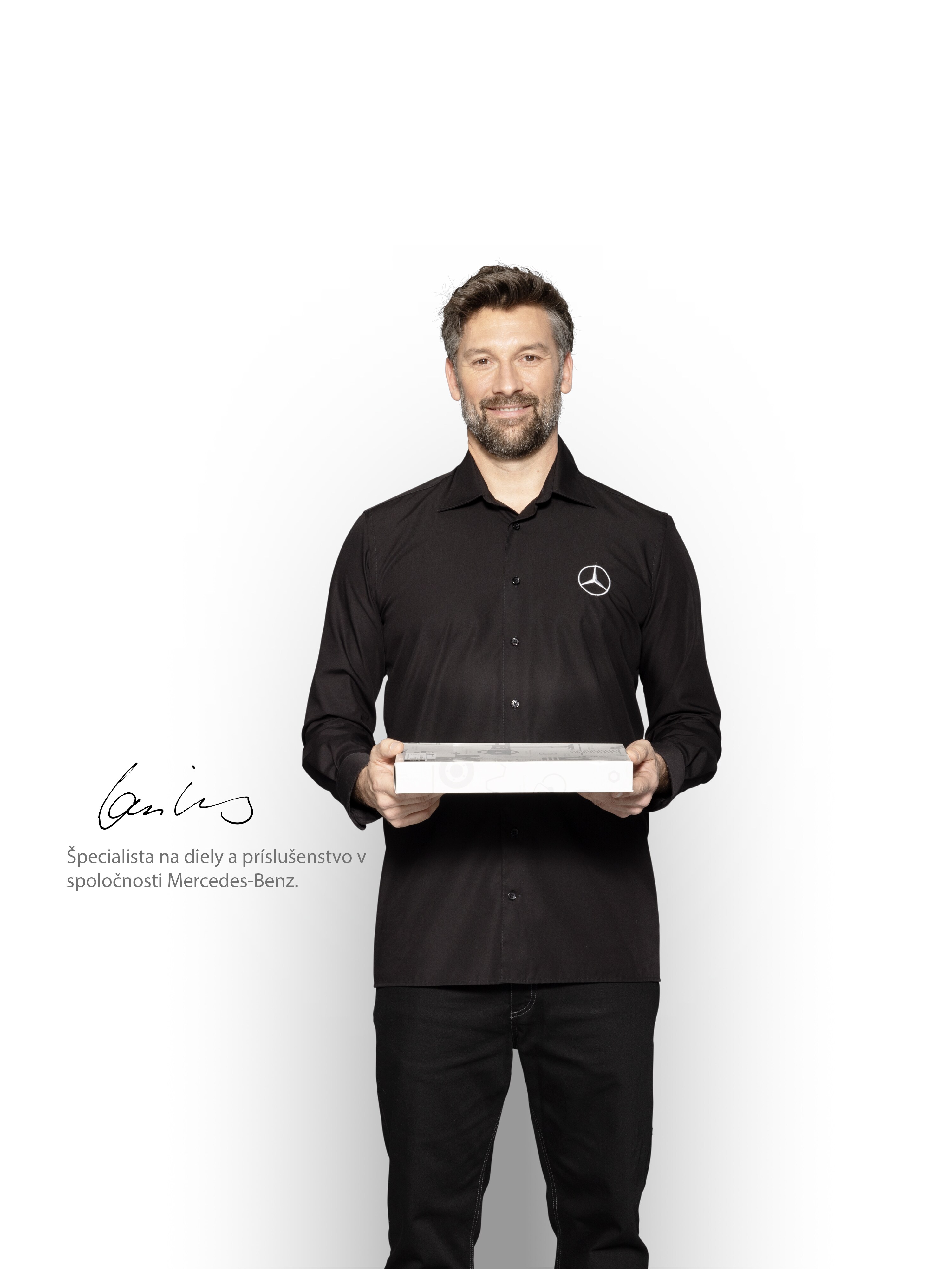 Špecialista na diely s&nbsp;tabletom je pripravený informovať o&nbsp;štandardoch kvality Mercedes-Benz