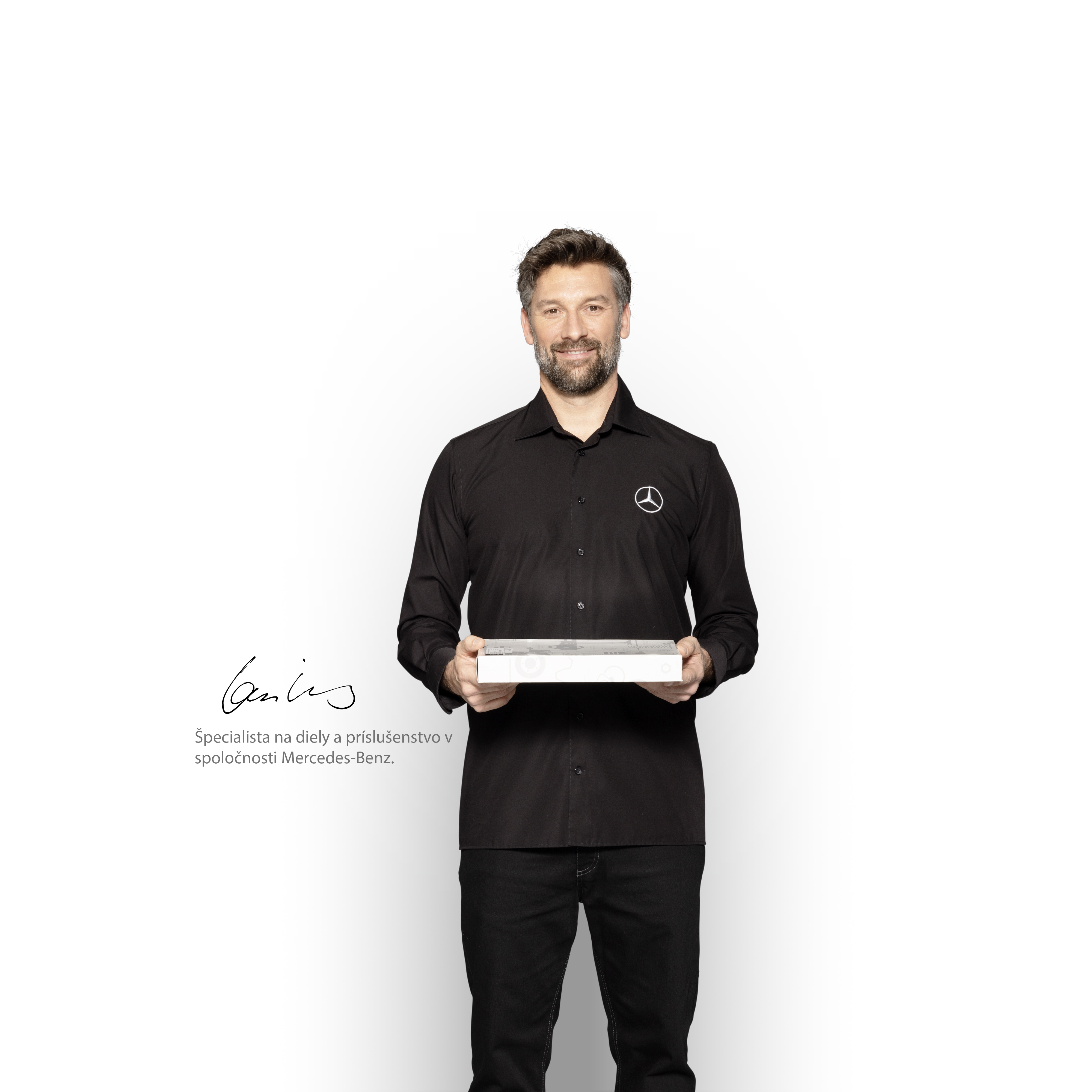 Mercedes-Benz | Kvalita originálnych dielov pre úžitkové vozidlá Interný technik Mercedes-Benz so škatuľou v ruke, aby ukázal originálne diely Mercedes-Benz.