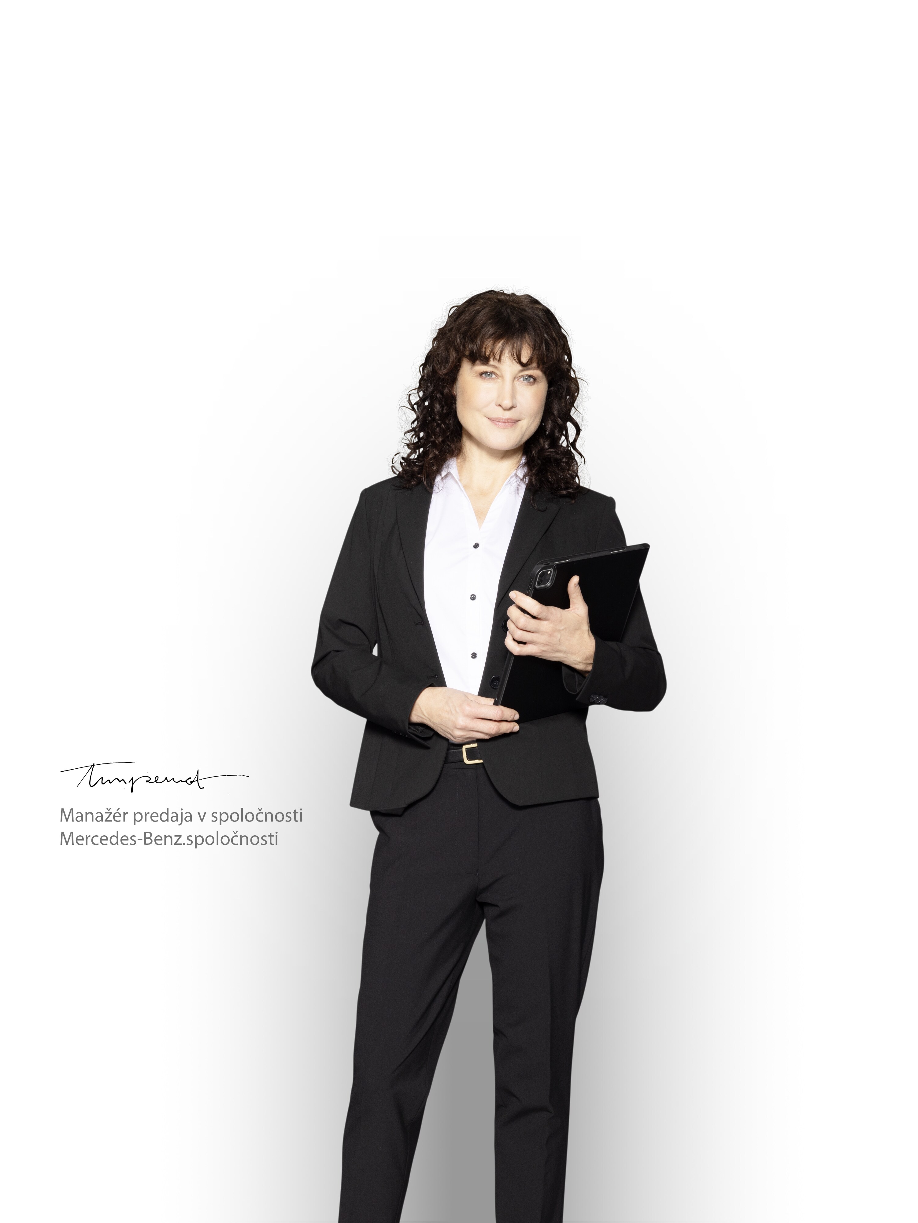 Manažérka predaja Mercedes-Benz s&nbsp;tabletom v&nbsp;ruke pripravená informovať o&nbsp;záruke na nové vozidlo.