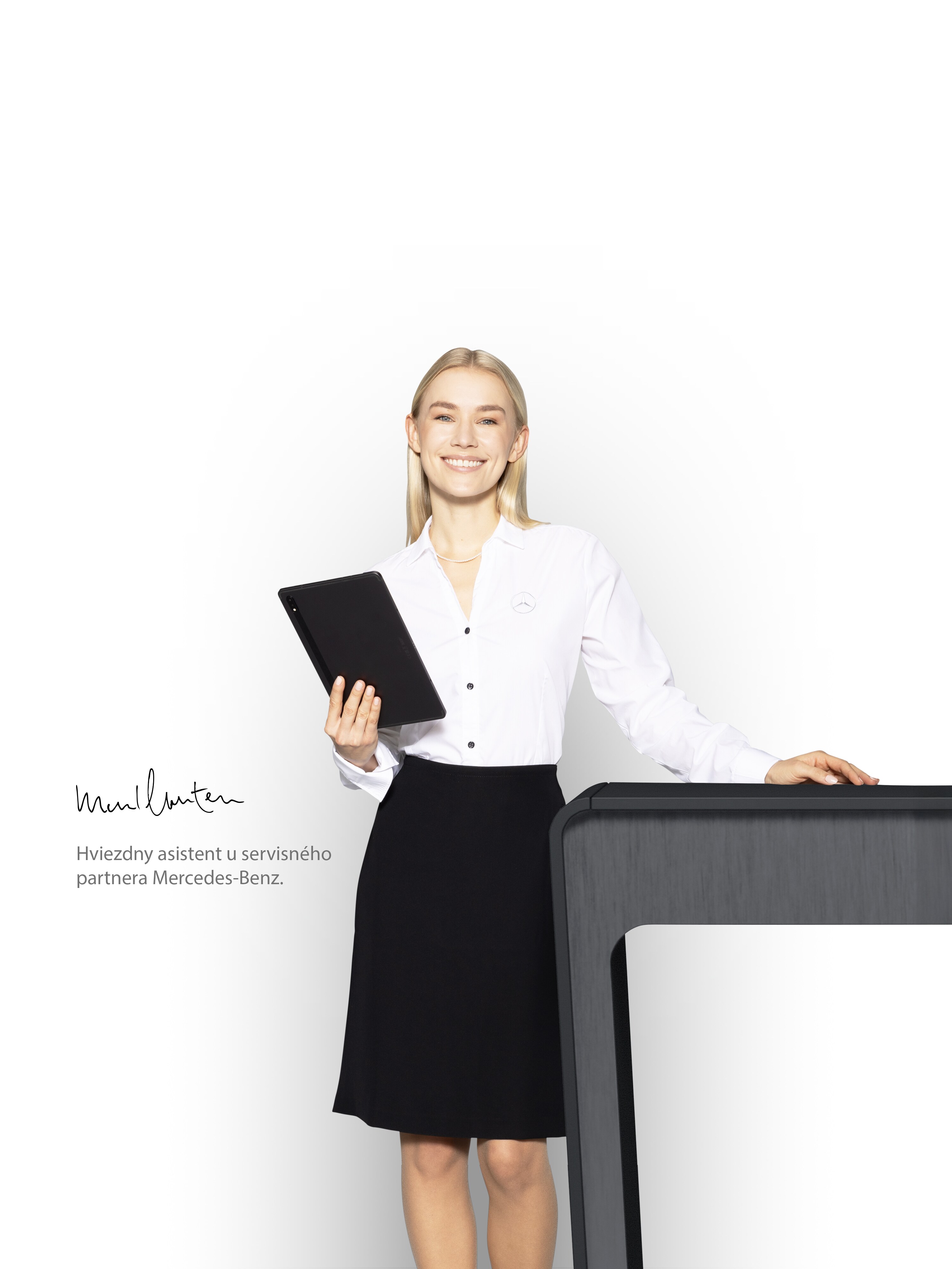 Hviezdna asistentka stojaca s&nbsp;tabletom v&nbsp;ruke, aby poskytla kompetentnú podporu.