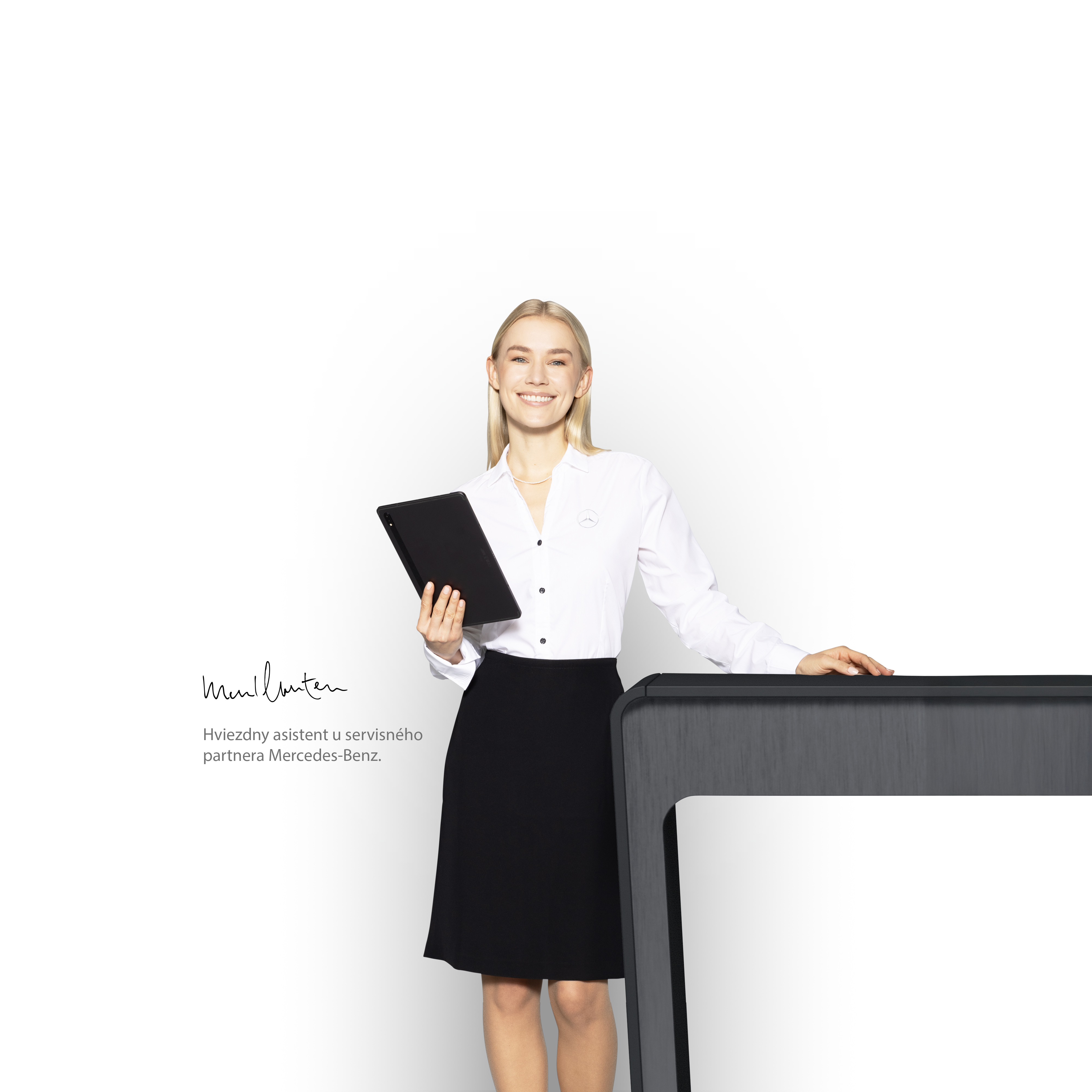Mercedes-Benz | Starostlivosť o úžitkové vozidlá | Individuálna podpora Hviezdna asistentka stojaca s tabletom v ruke, aby poskytla kompetentnú podporu.